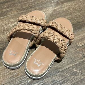 Marc fisher sandals size 7